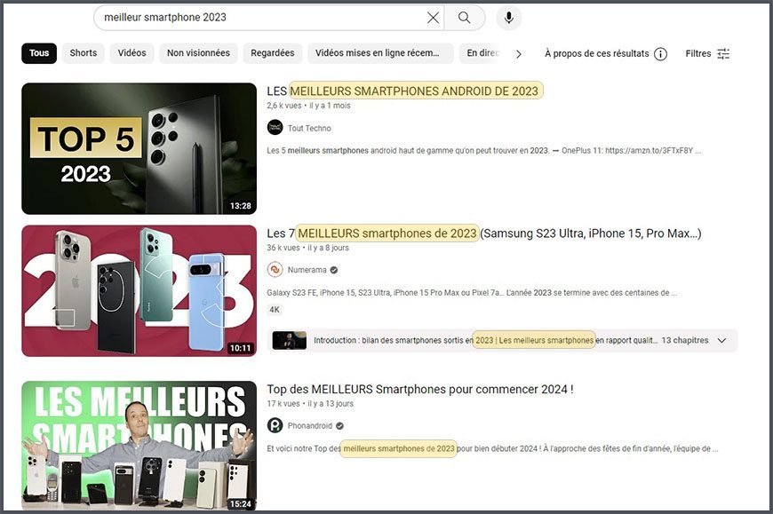 Capture d'écran des résultats de recherche sur YouTube qui montrent des mots-clés dans les titres et les descriptions