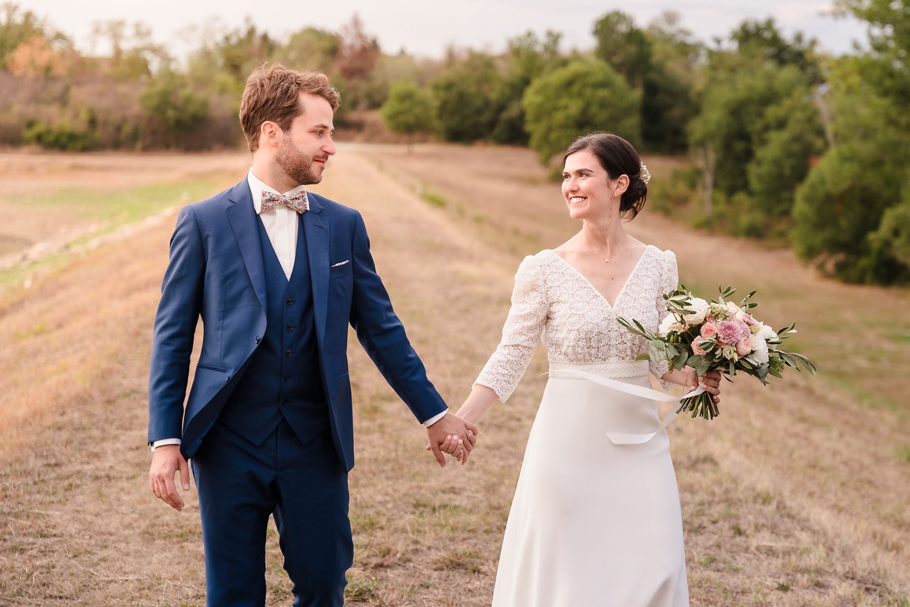 Promenade main dans la main, capturé par Michael Jamet, photographe de mariage