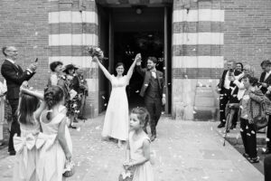 Clothilde et Thibault à la sortie de l'église.