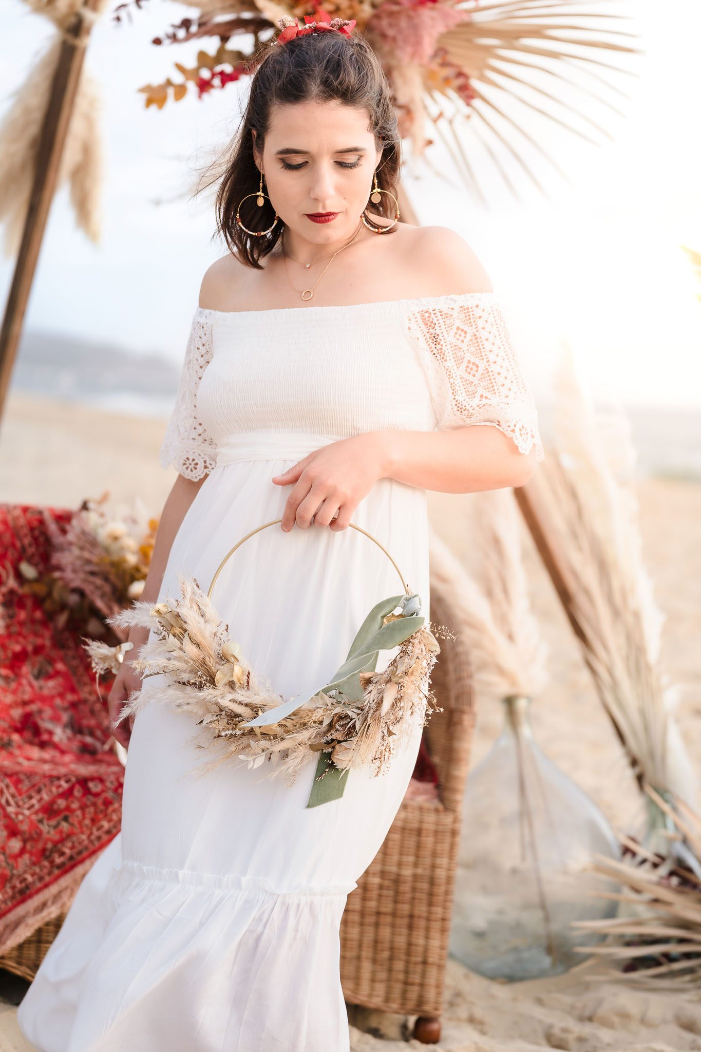 Portrait de Doriane à la plage avec son bouquet de fleurs.