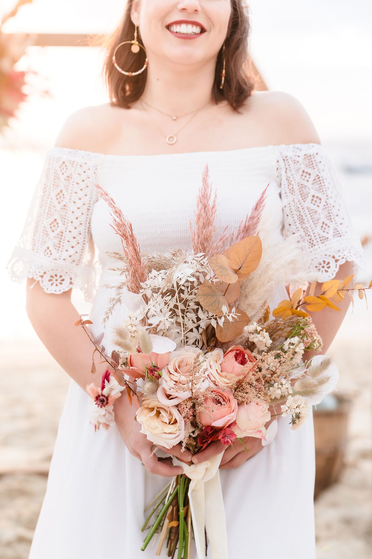 Portrait de Doriane avec son bouquet de fleurs.