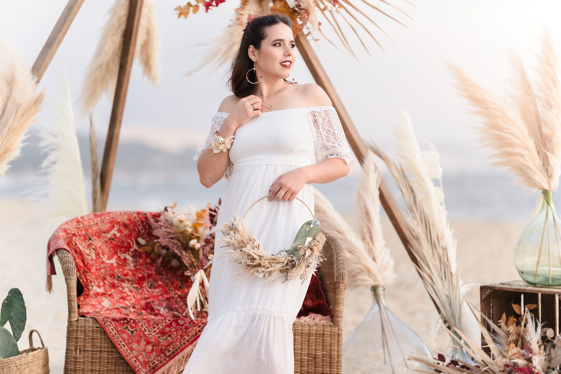 Portrait de Doriane avec son bouquet de fleur au coucher du soleil.