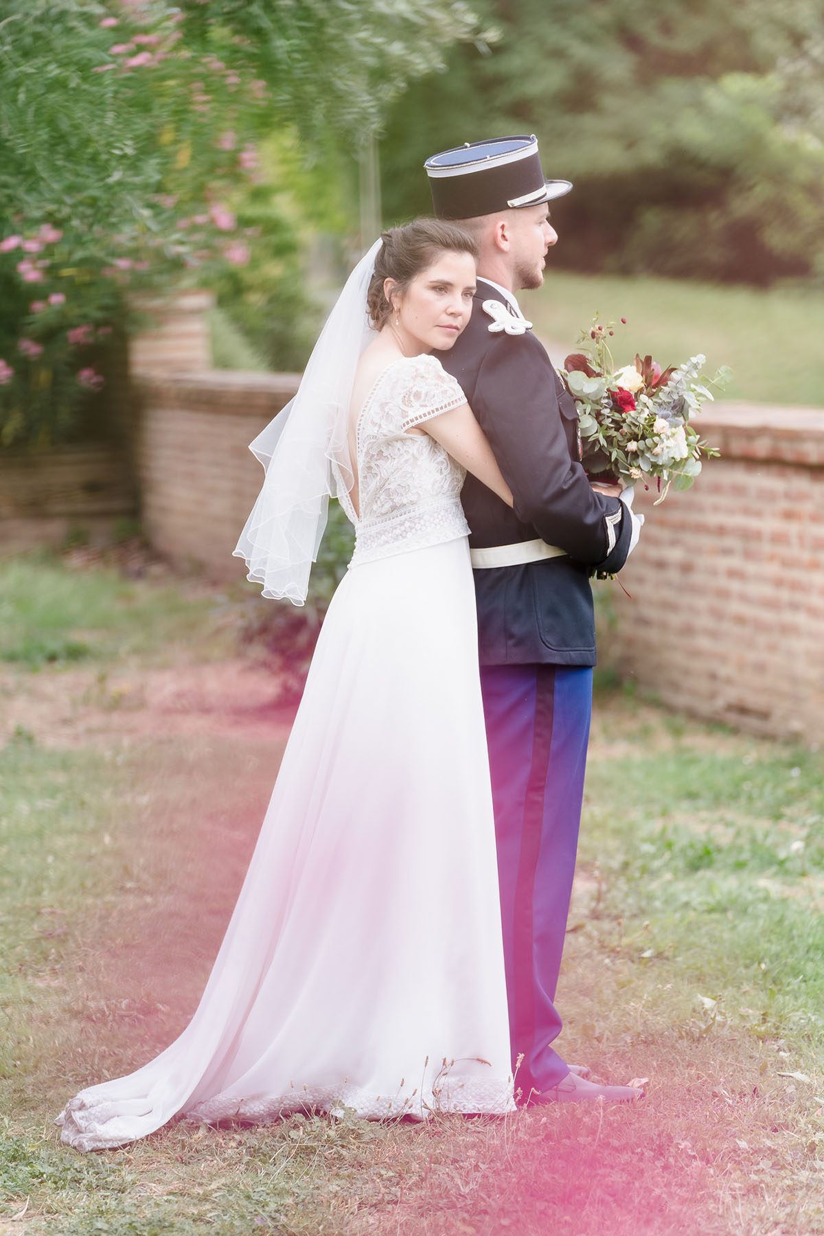 Portrait intime d'Océane et Gaëtan après la cérémonie, capturé par Michael Jamet, photographe de mariage dans le Lot-et-Garonne