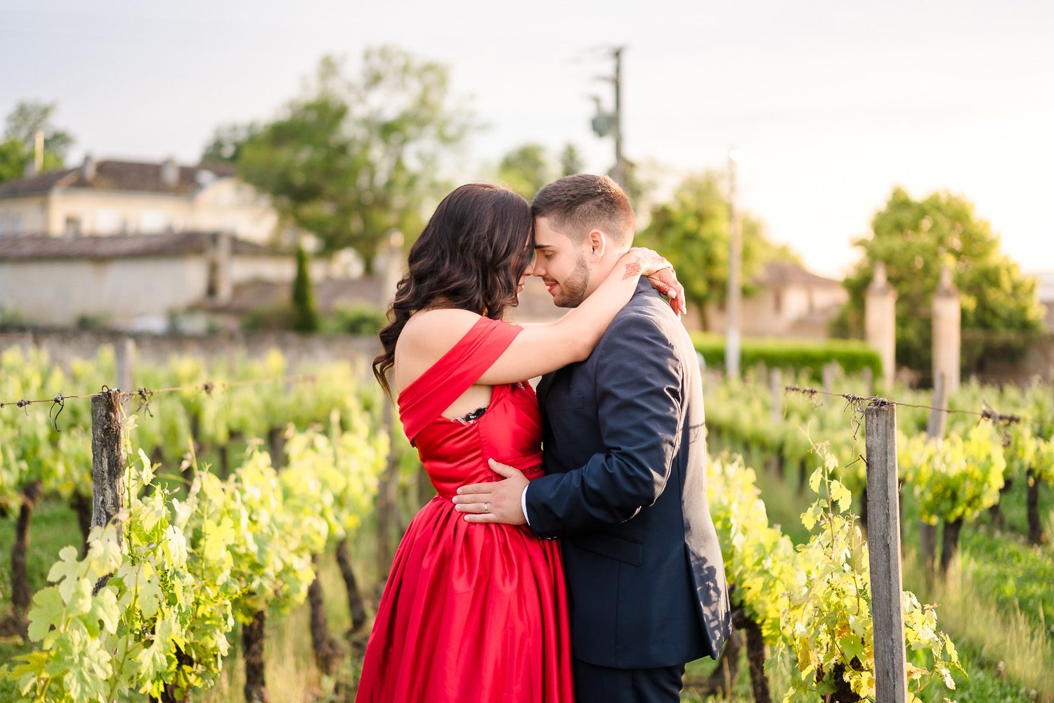 Portrait intimiste de Safia et d'Antoine dans les vignes, capturé par Michael Jamet, photographe de mariage en Gironde