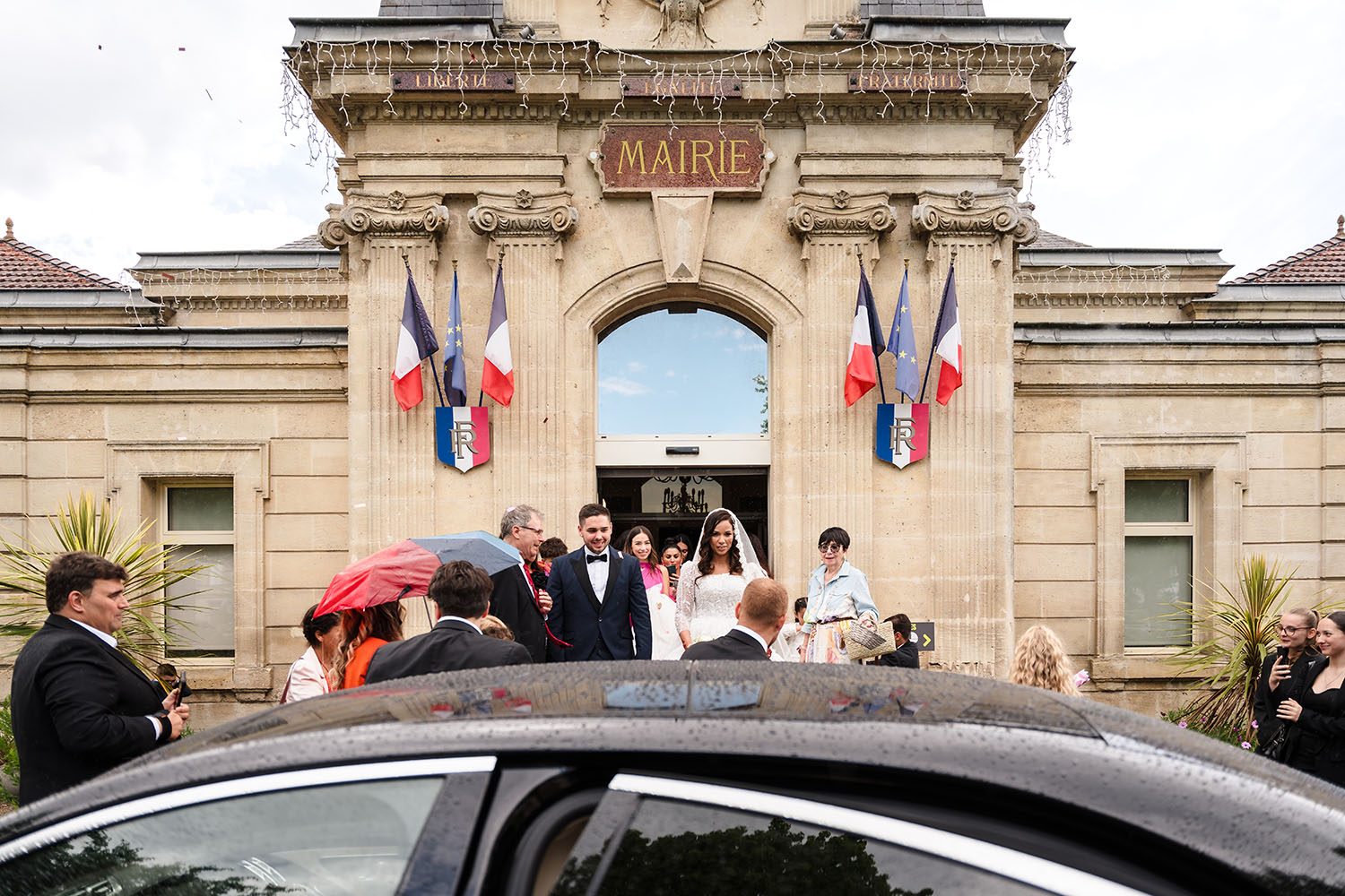 Photographie des mariés à la sortie de la mairie d'Ambarès-et-Lagrave.