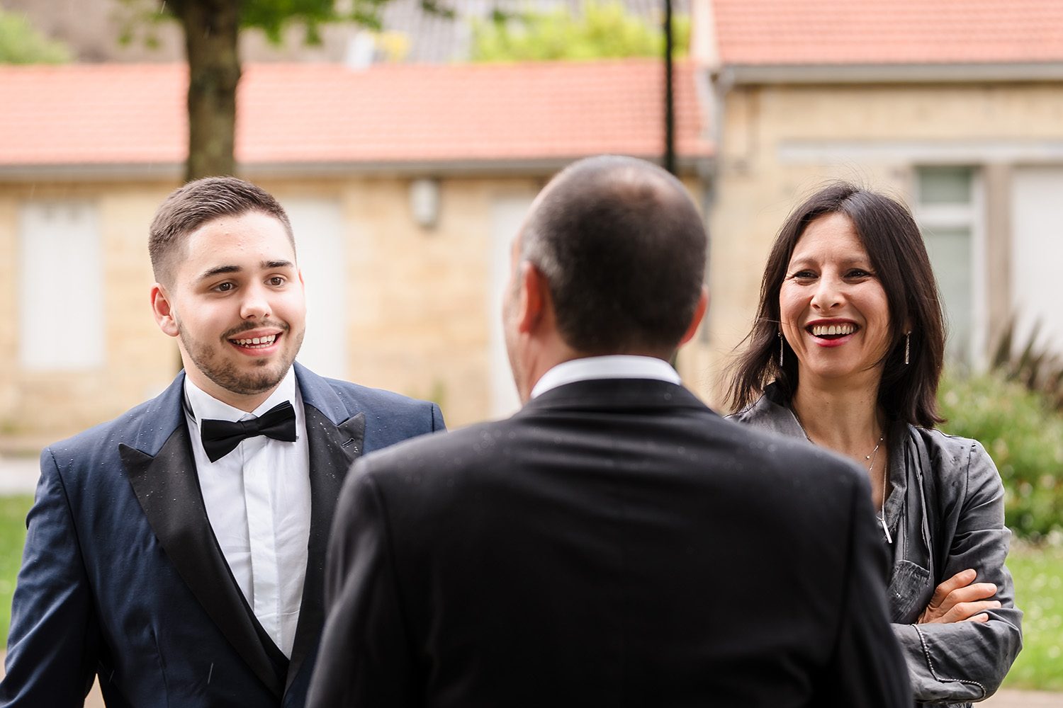 Photographie d'Antoine et de deux invités qui attendent l'arrivée de la mariée.