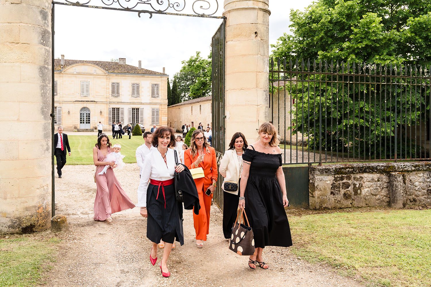 Photographie des invités qui se rendent à la salle de réception du Château Goudichaud