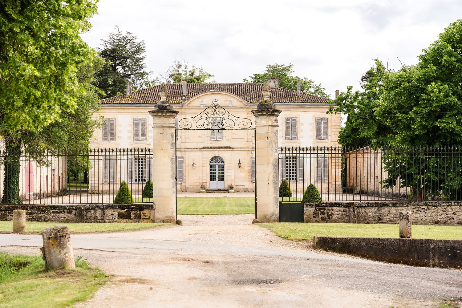 Mariage au Château Goudichaud : photographie du château vu depuis le parking