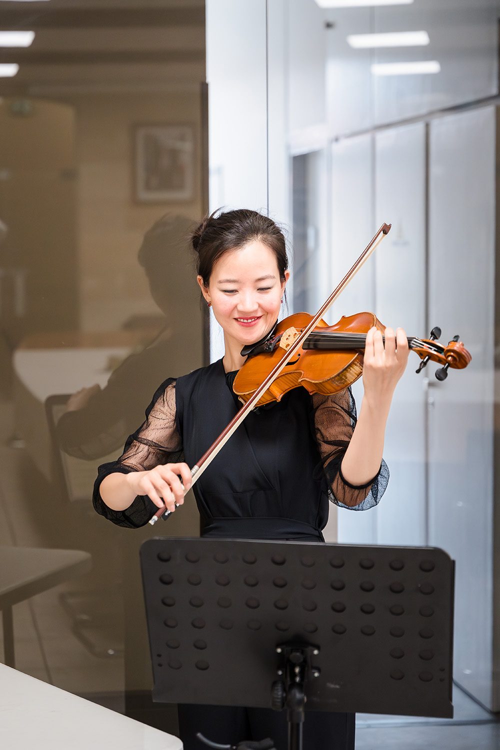 Photographie de la violoniste présente pour l'arrivée des mariés à la mairie