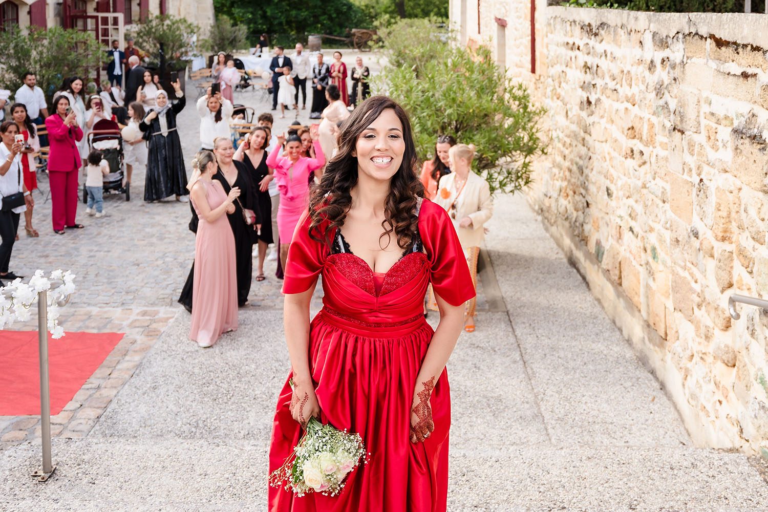 Photographie de Safia qui s'apprête à faire le lancer du bouquet