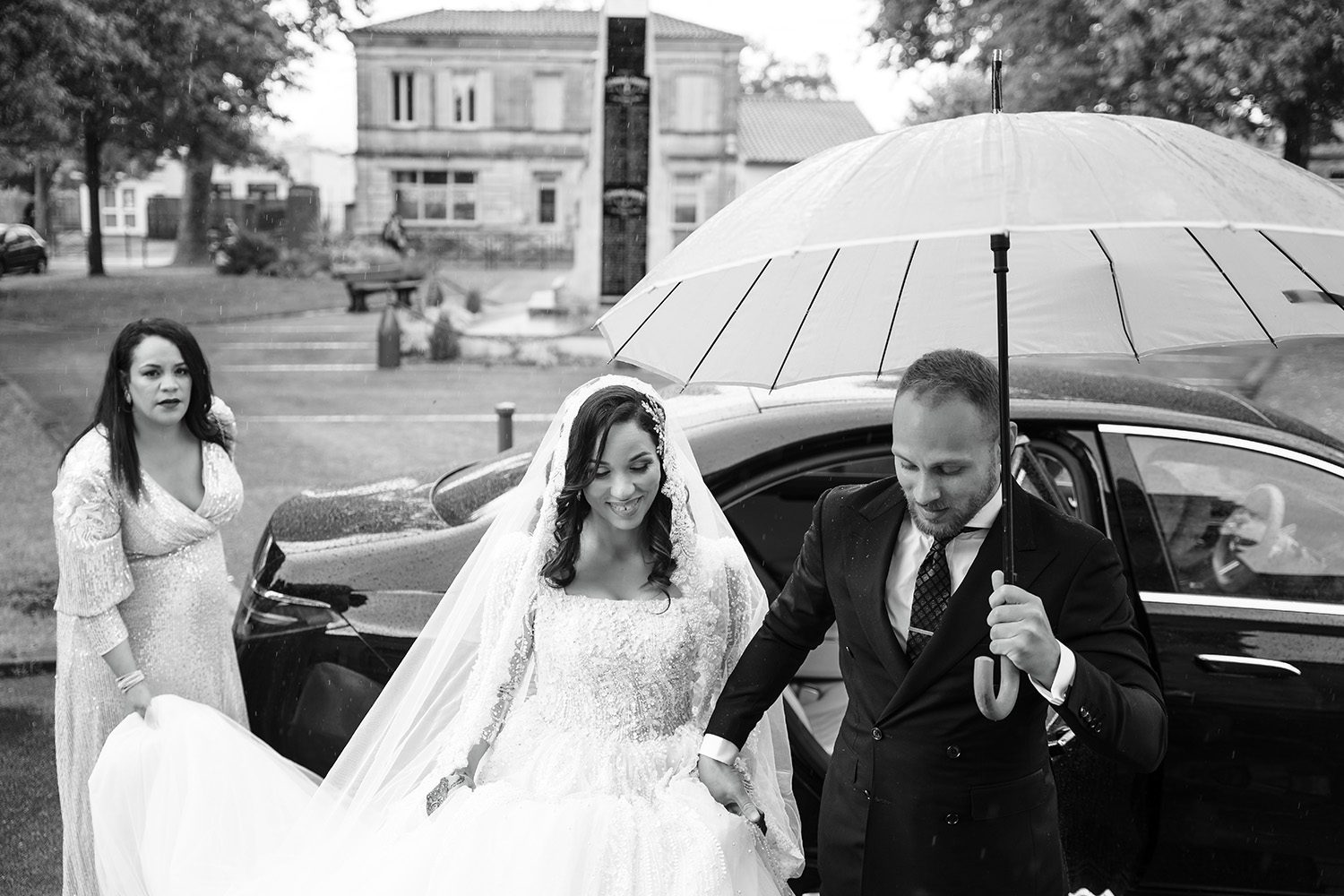 Photographie de Safia accompagnée d'un témoin à l'arrivée à la mairie