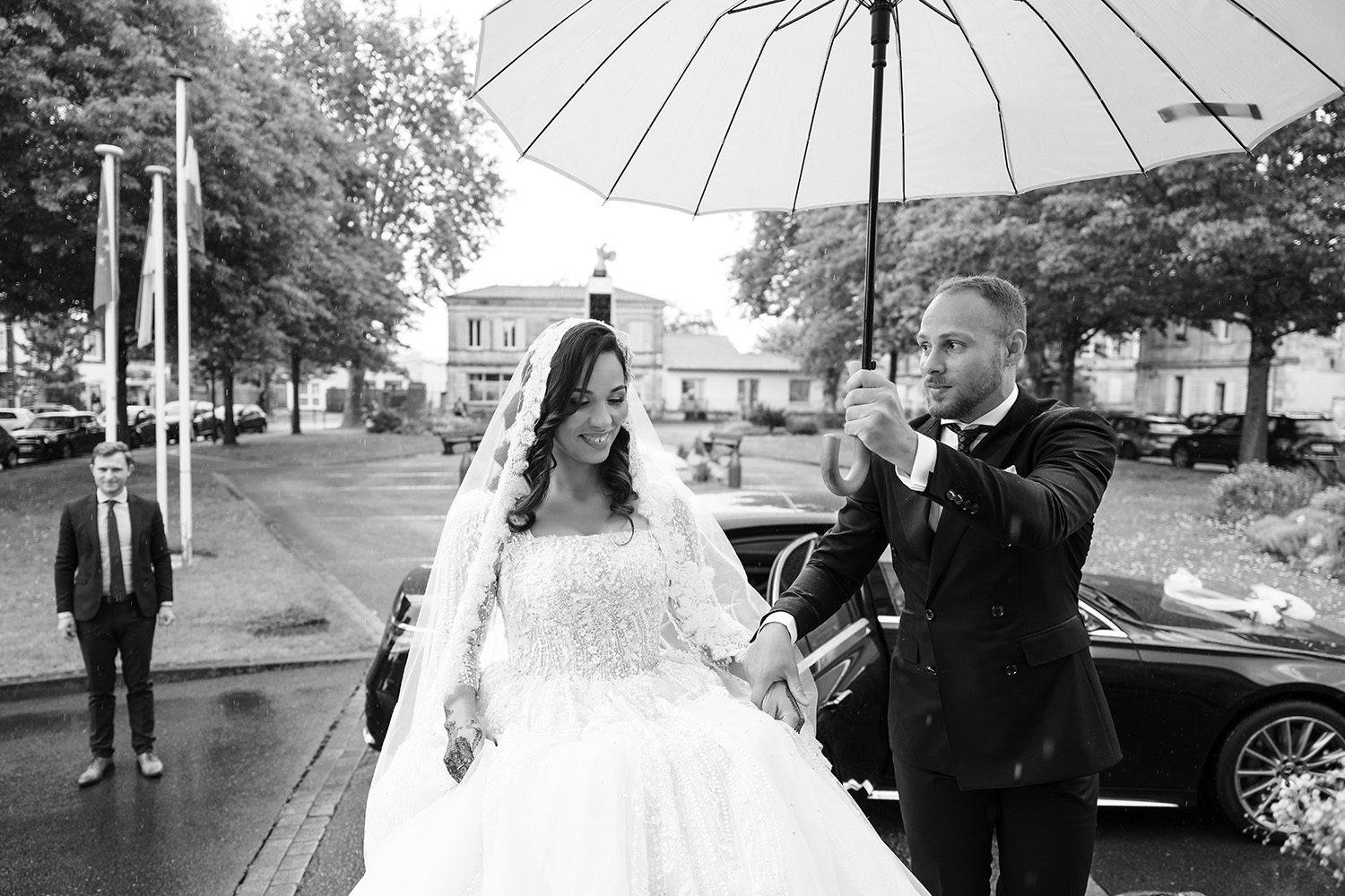 Photographie en noir et blanc de l'arrivée de Safia à la mairie d'Ambarès-et-Lagrave