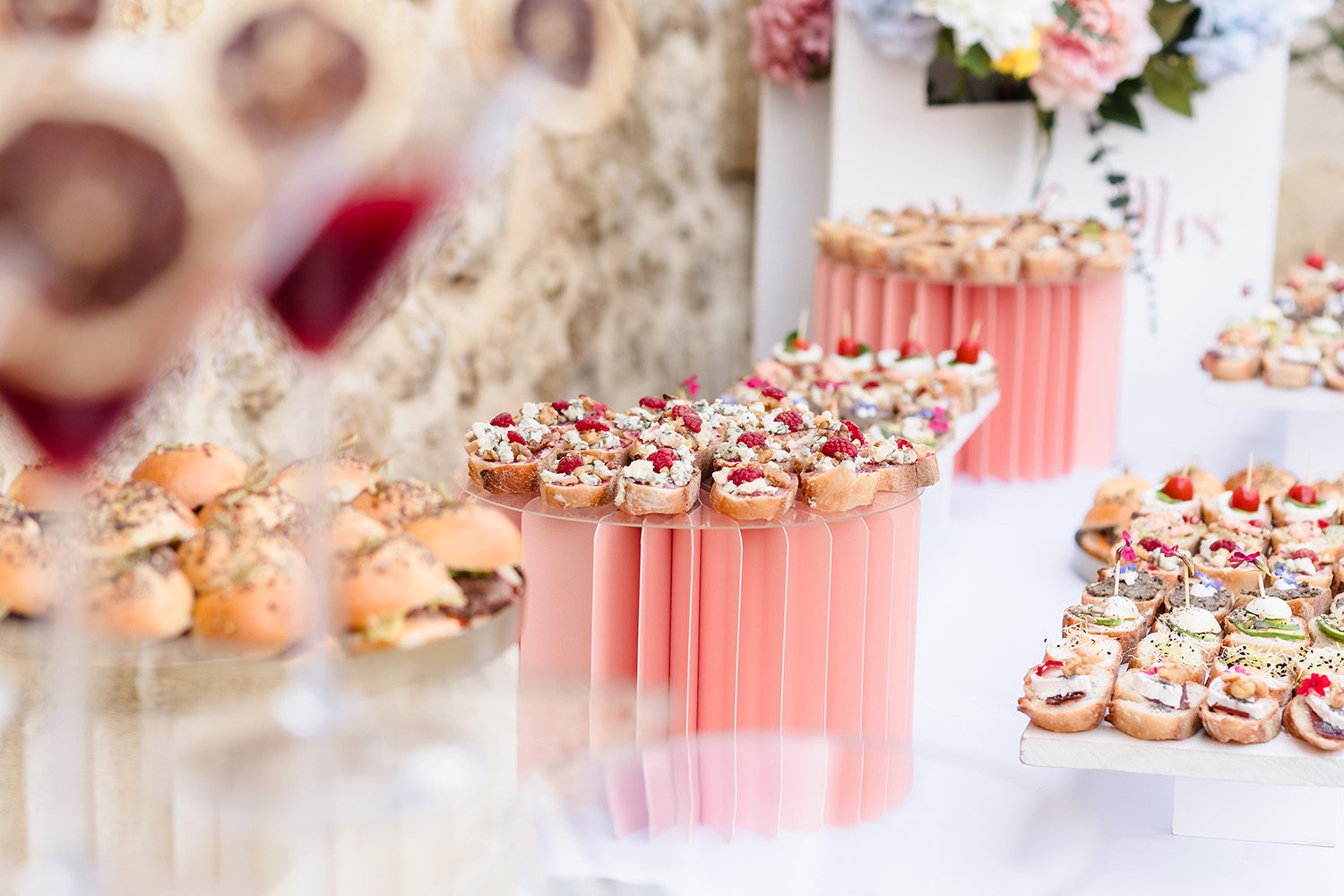 Photographie des amuse-bouche sur le buffet pendant le vin d'honneur