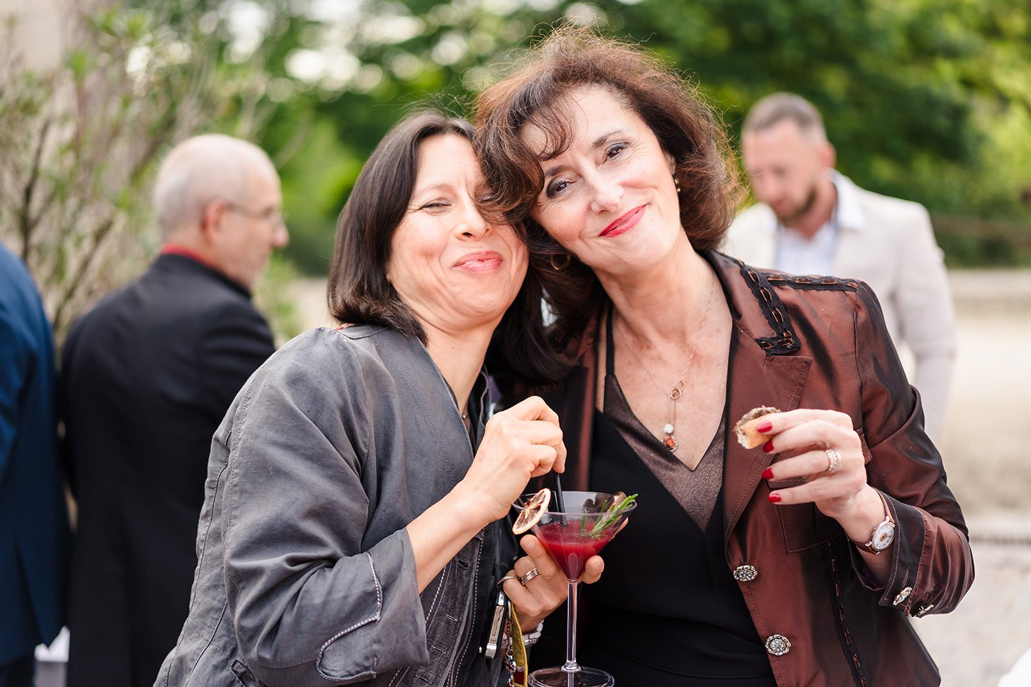 Photographie de deux invitées pendant le vin d'honneur