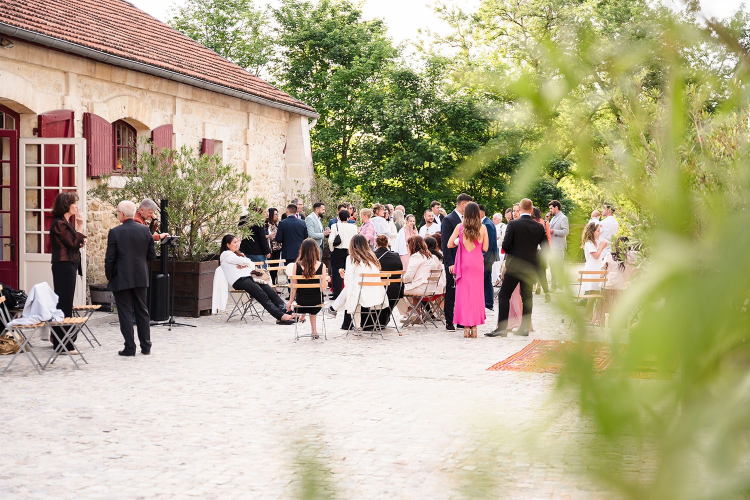 Photographie des invités réunis pour le vin d'honneur au Château Goudichaud