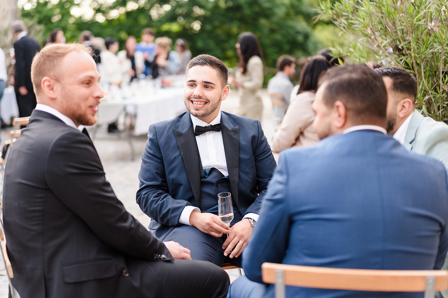 Photographie du marié qui discute avec ses témoins pendant le vin d'honneur au Château Goudichaud