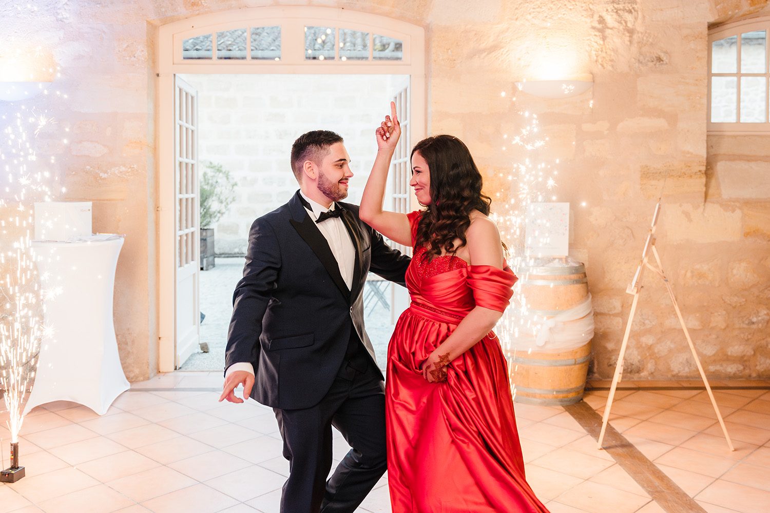 Photographie de l'entrée de Safia et Antoine pendant la réception au Château Goudichaud