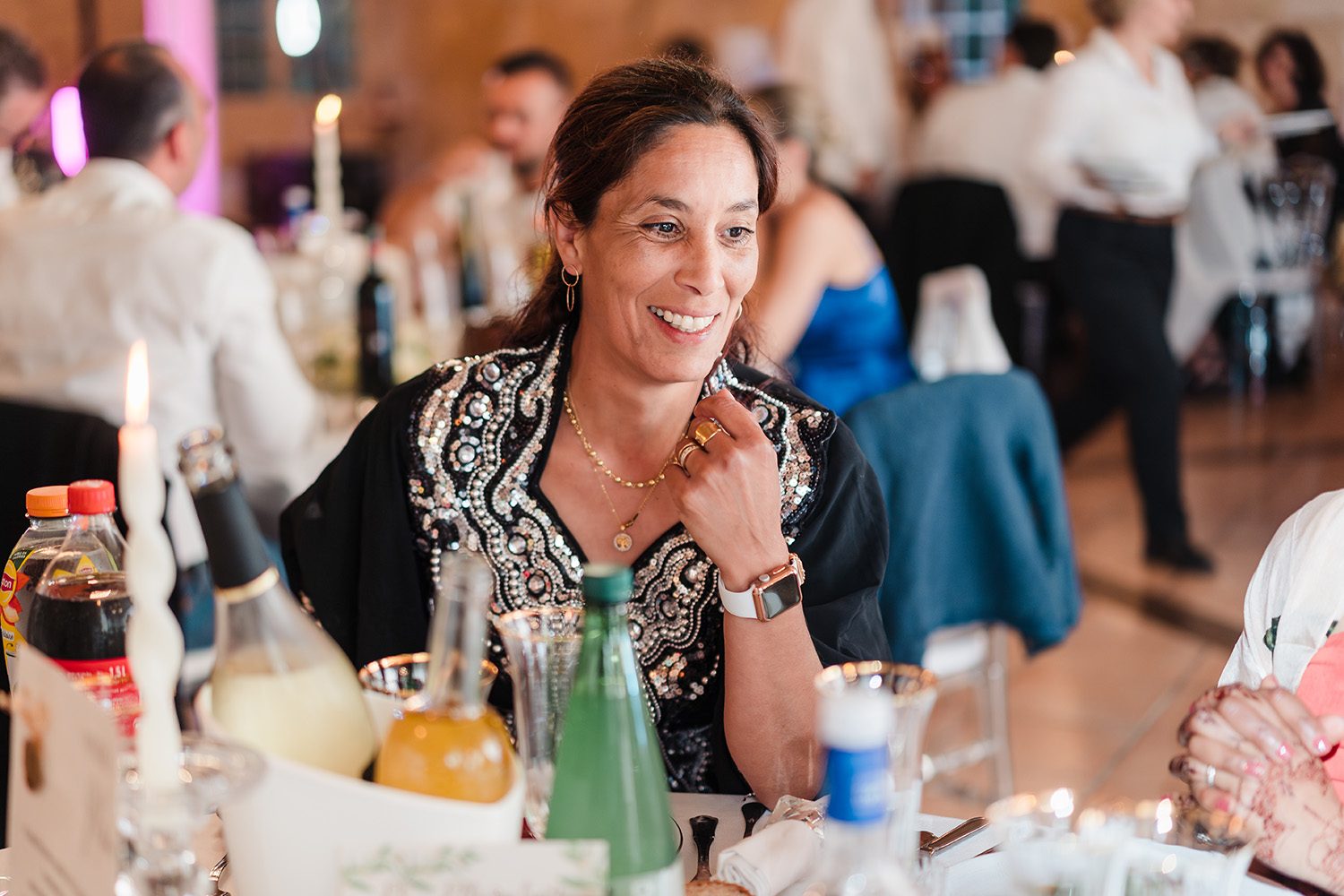 Photographie d'une convive à table pendant le dîner de mariage