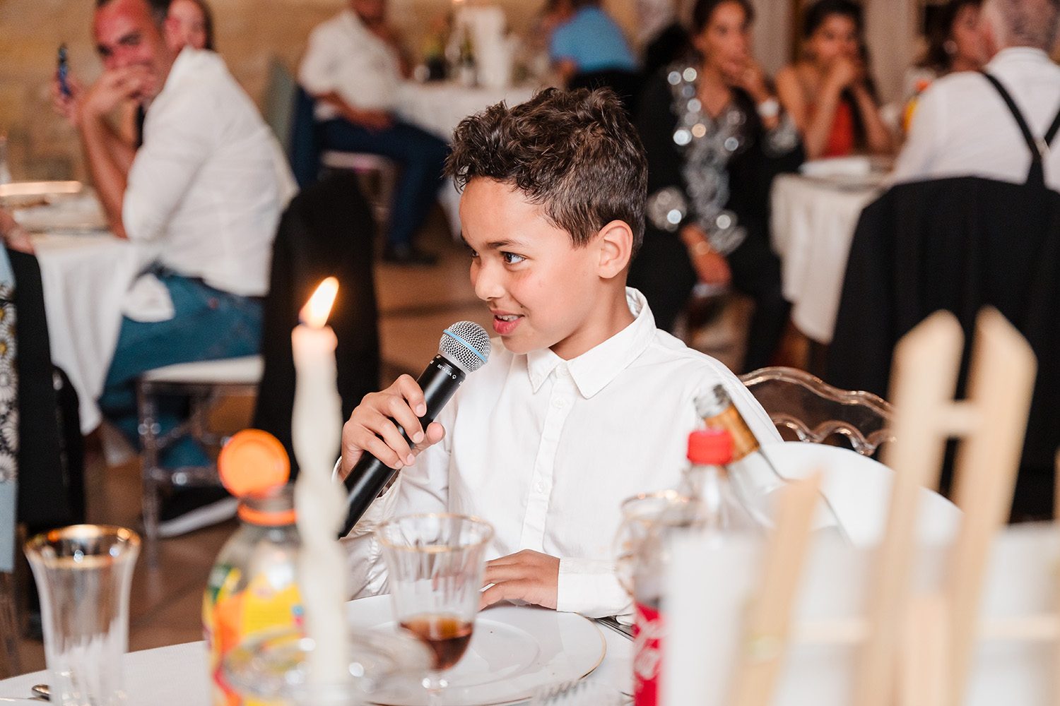 Photographie du fils de la mariée qui participe à une activité pendant la soirée