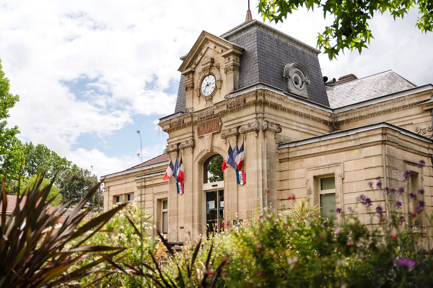 Photographie de la mairie d'Ambarès-et-Lagrave.